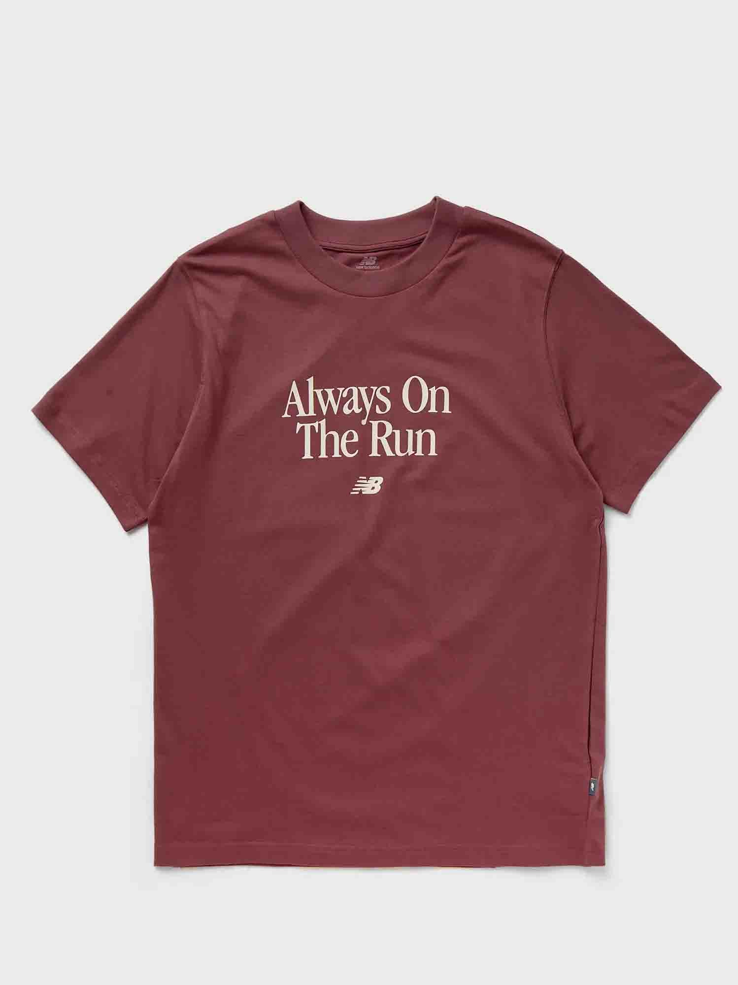 NEW BALANCE T-SHIRT RELAXED RUN SLOGAN BURGUNDY