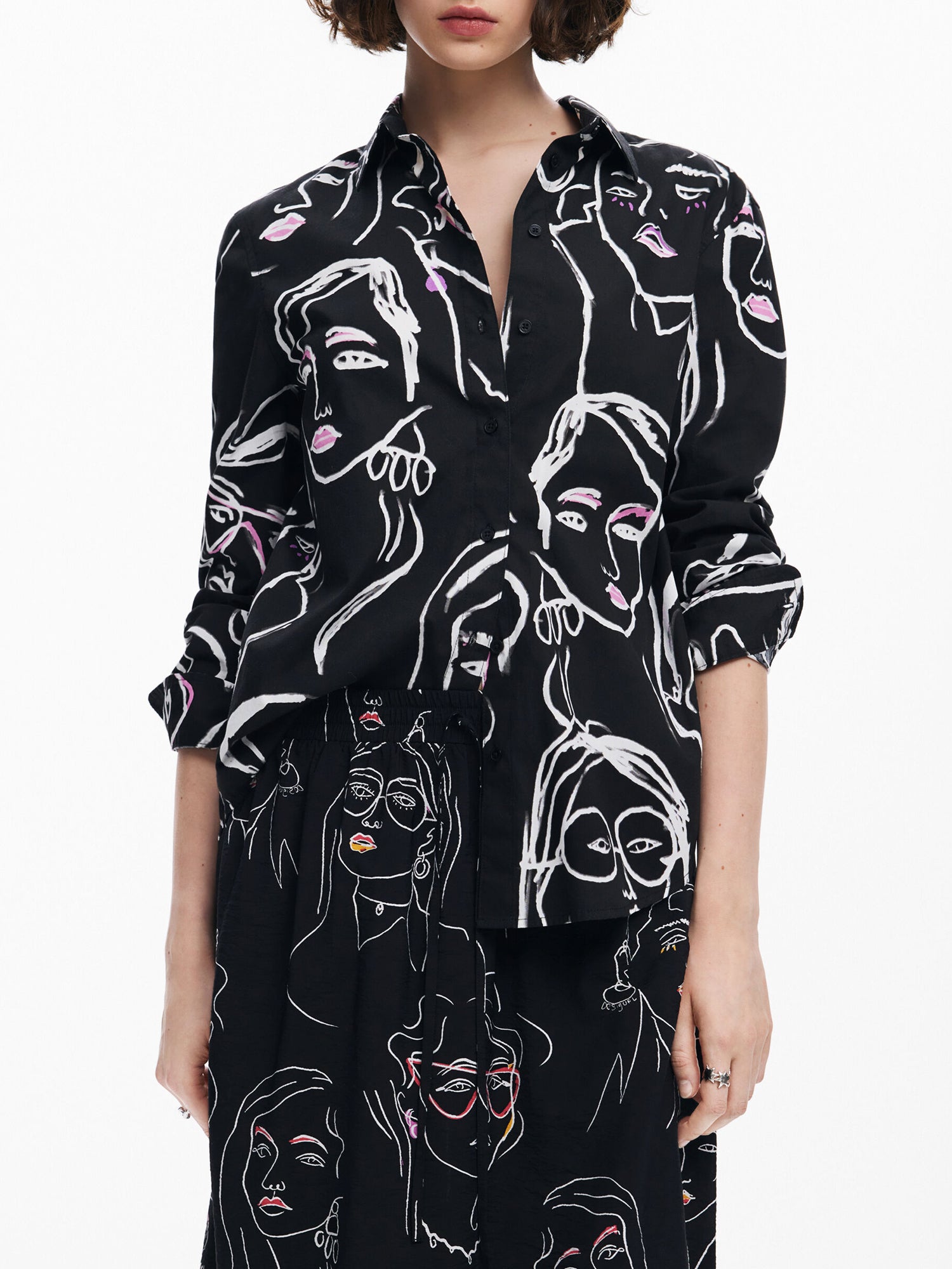 DESIGUAL CAMICIA CON VOLTI FEMMINILI NERO